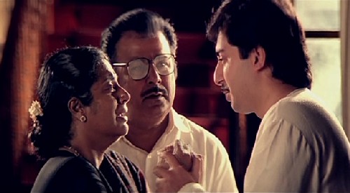Le père, la mère, et leur fils préféré Arjun
